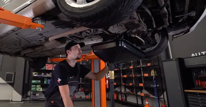 取下油底壳护板示意图