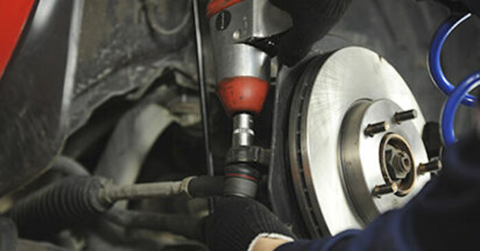 马自达3 2005款拆卸转向横拉杆