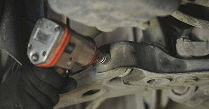 马自达3 2009款拆卸前臂固定