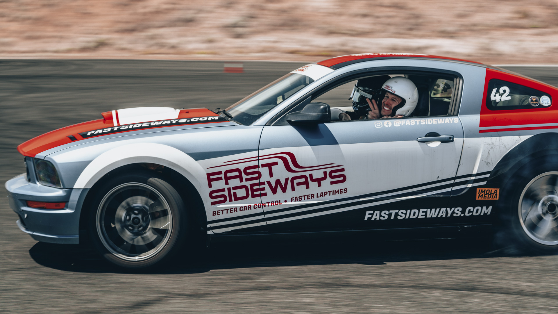 Ein Fast Sideways Demo-Auto beim Donut.