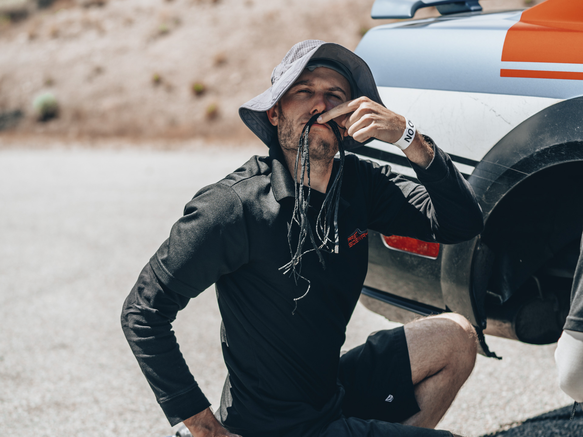 Eine Person, die mit Reifenfragmenten spielt.