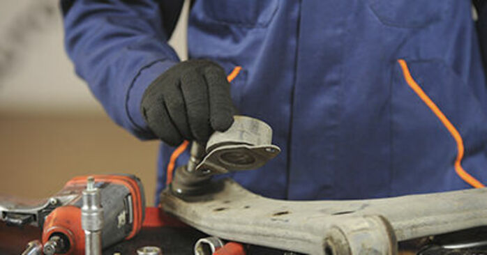 马自达3 2007款DIY限位器拆卸