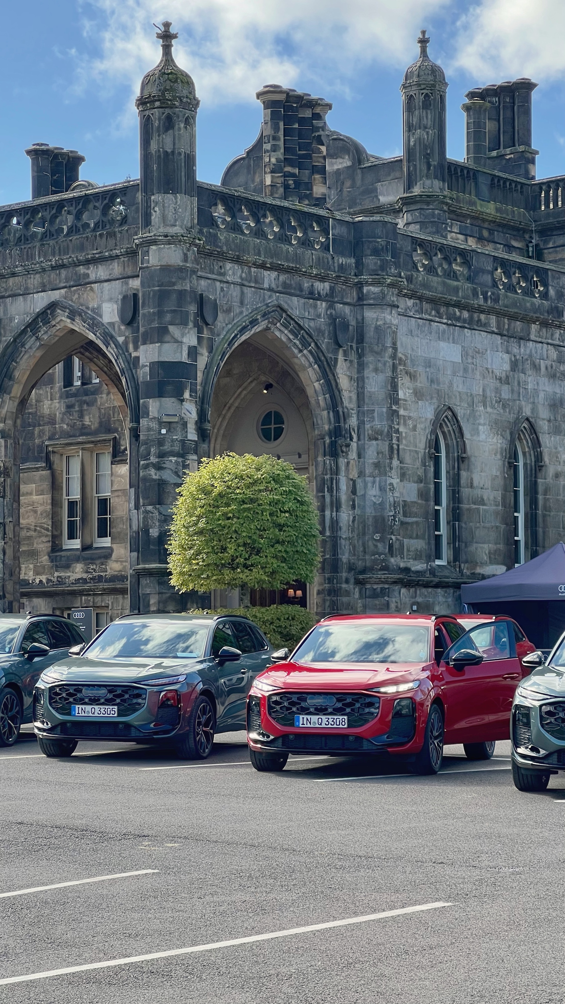 Audi Q3 Frontansicht bei Regen