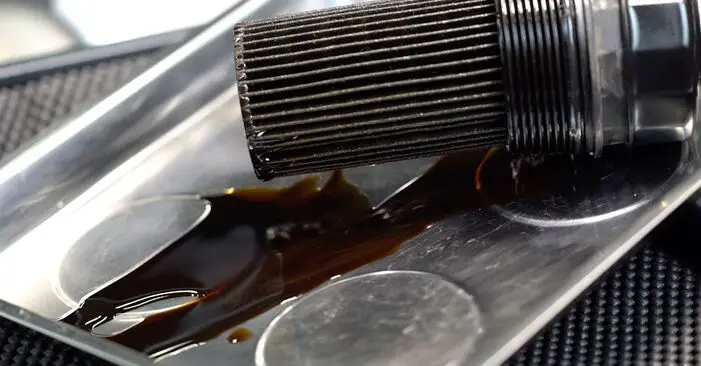 MERCEDES-BENZ Cクラス セダン (W203) 2005 年式のオイルフィルター交換方法：PDFマニュアルとビデオ手順をダウンロード