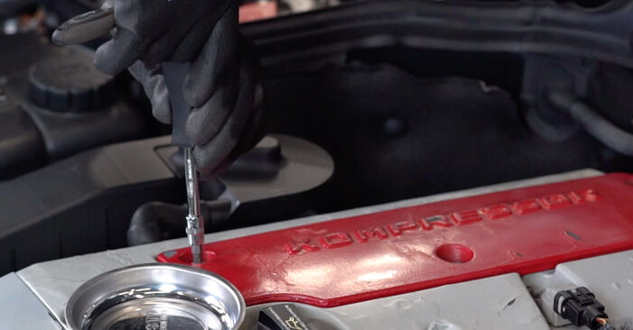 Mercedes W203 C 180 1.8 Компрессор (203.046) 2002 Замена свечей зажигания: бесплатное руководство по обслуживанию