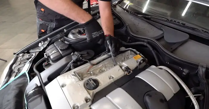 Хотите узнать, как заменить свечи зажигания на MERCEDES-BENZ C-класс? Это бесплатное руководство по обслуживанию поможет вам сделать это самостоятельно