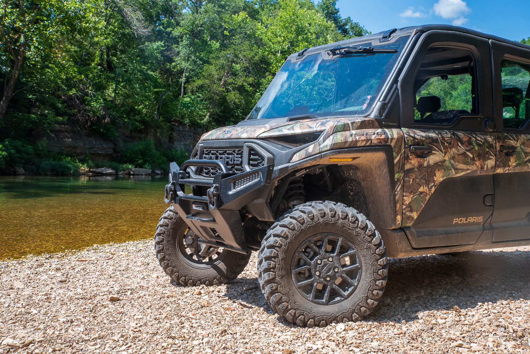 Polaris Ranger XD 1500 garé près d un ruisseau
