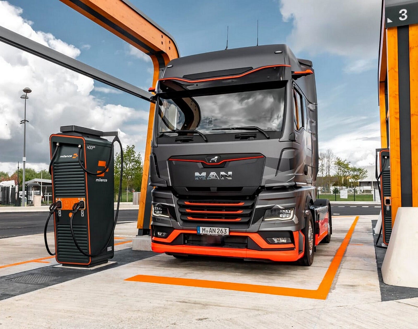 Camión eléctrico en carretera