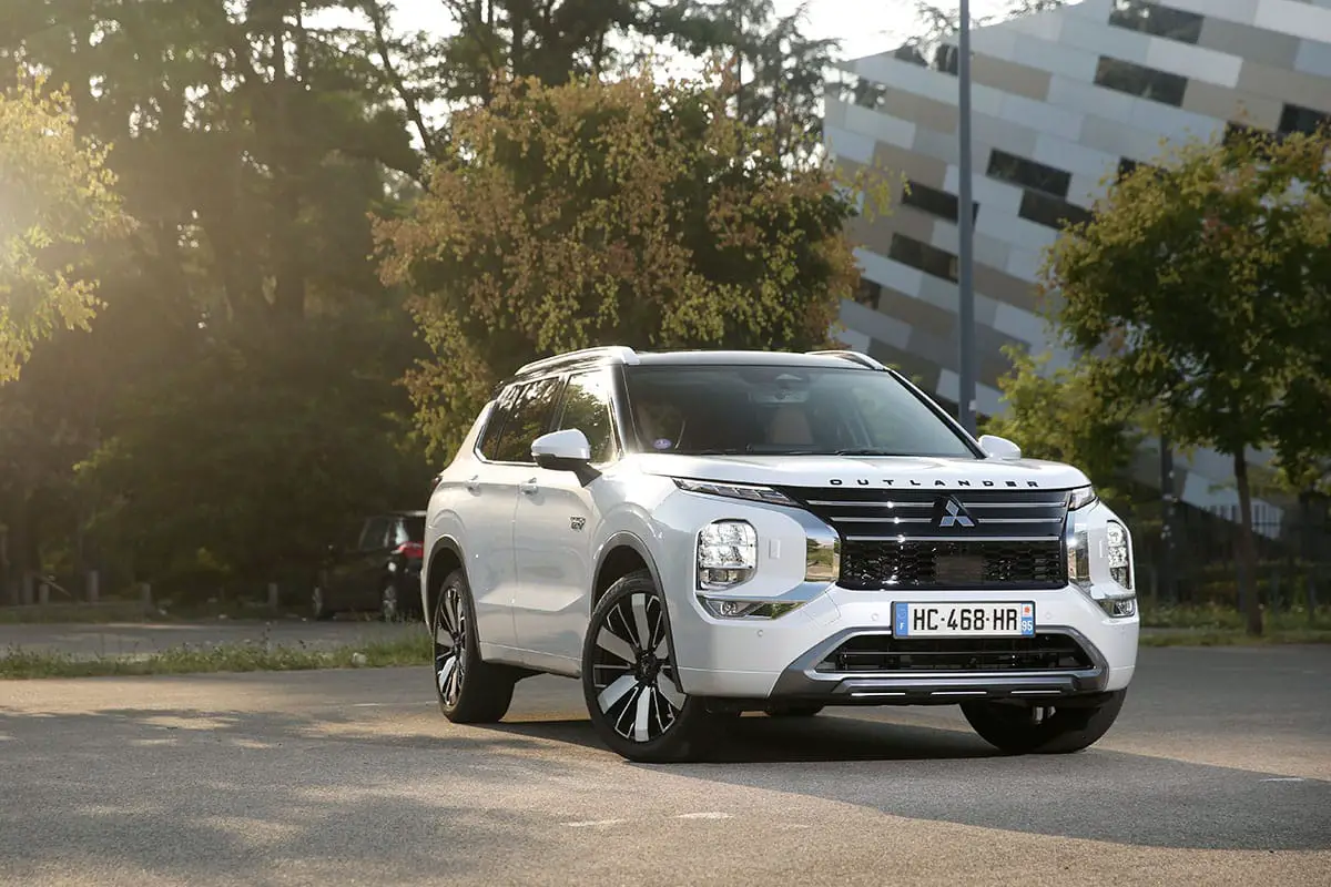 试驾中的三菱欧蓝德PHEV