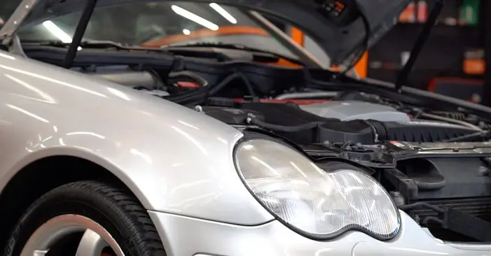 メルセデス W203 2000 年式のオイルフィルター交換方法 - 無料PDFマニュアルとビデオ