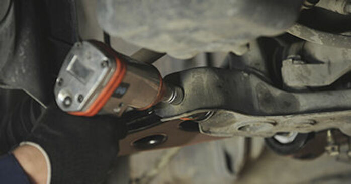 Neuen Querlenker an der Mazda 3 BK positionieren und vordere Befestigung anziehen