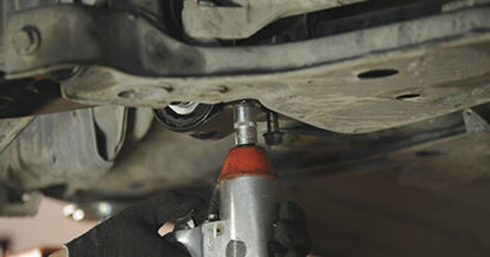 Hintere Befestigung des Querlenkers an der Mazda 3 festziehen