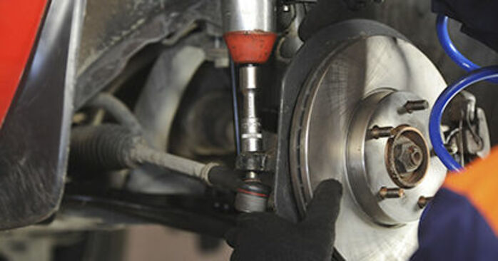 Kugelgelenk und Spurstangenkopf an der Mazda 3 Achsschenkel befestigen