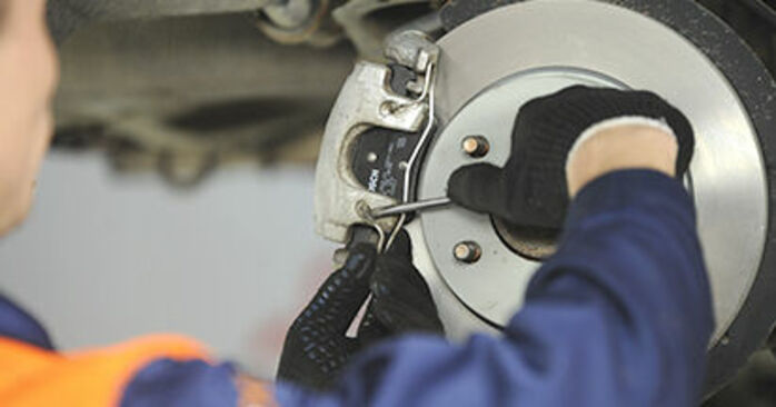 Replacement of the wheel bearing on the Mazda 3 bk 1.6 DI Turbo 2005: Free workshop manuals