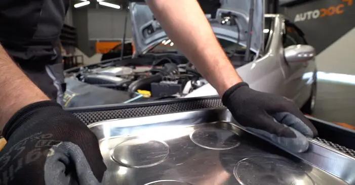 MERCEDES-BENZ Cクラス C 200 CDI 2.2 (203.007) 2004 年式のオイルフィルター取り外し方法 - 簡単なオンライン手順