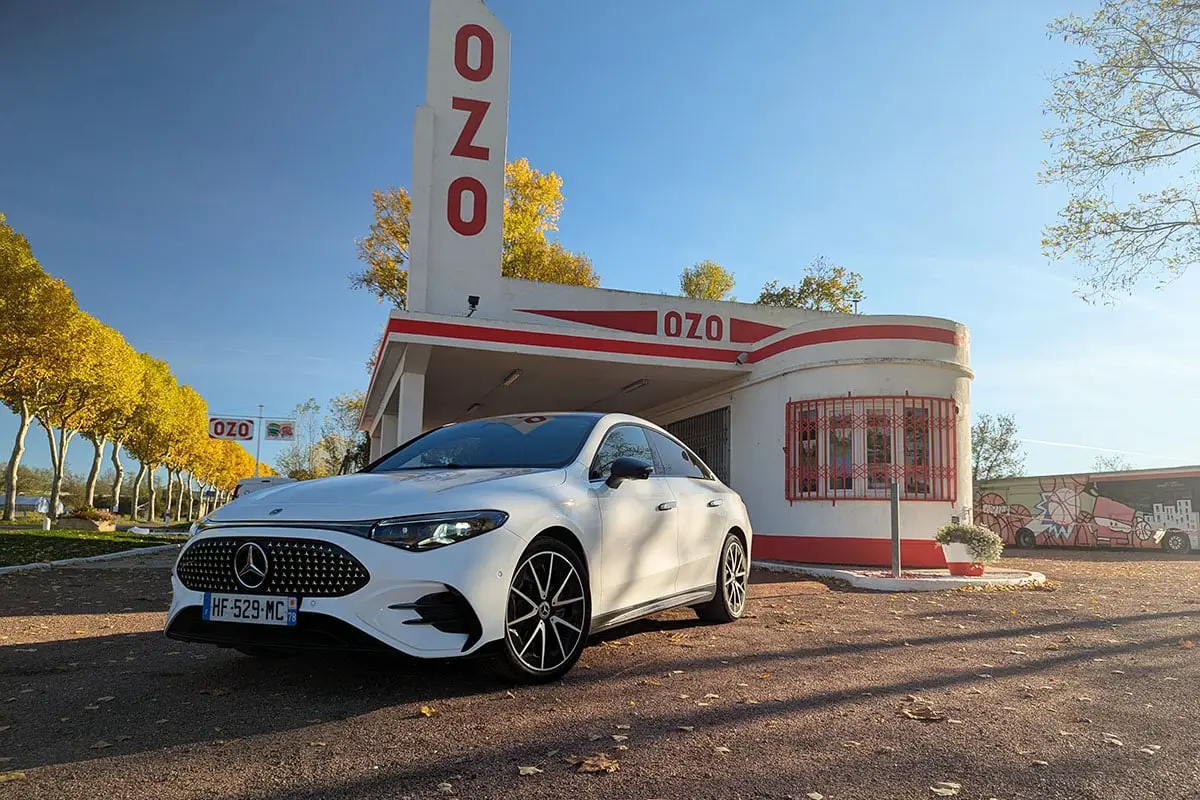 Mercedes CLA électrique sur route nationale