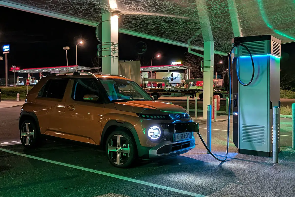 Hyundai Inster Elektroauto während des Ladens