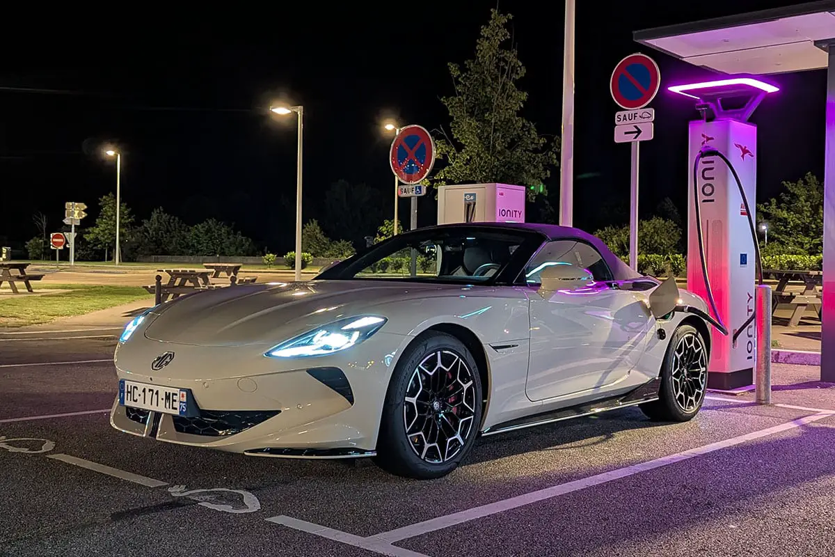 Escena de conducción del modelo MG Cyberster Propulsión