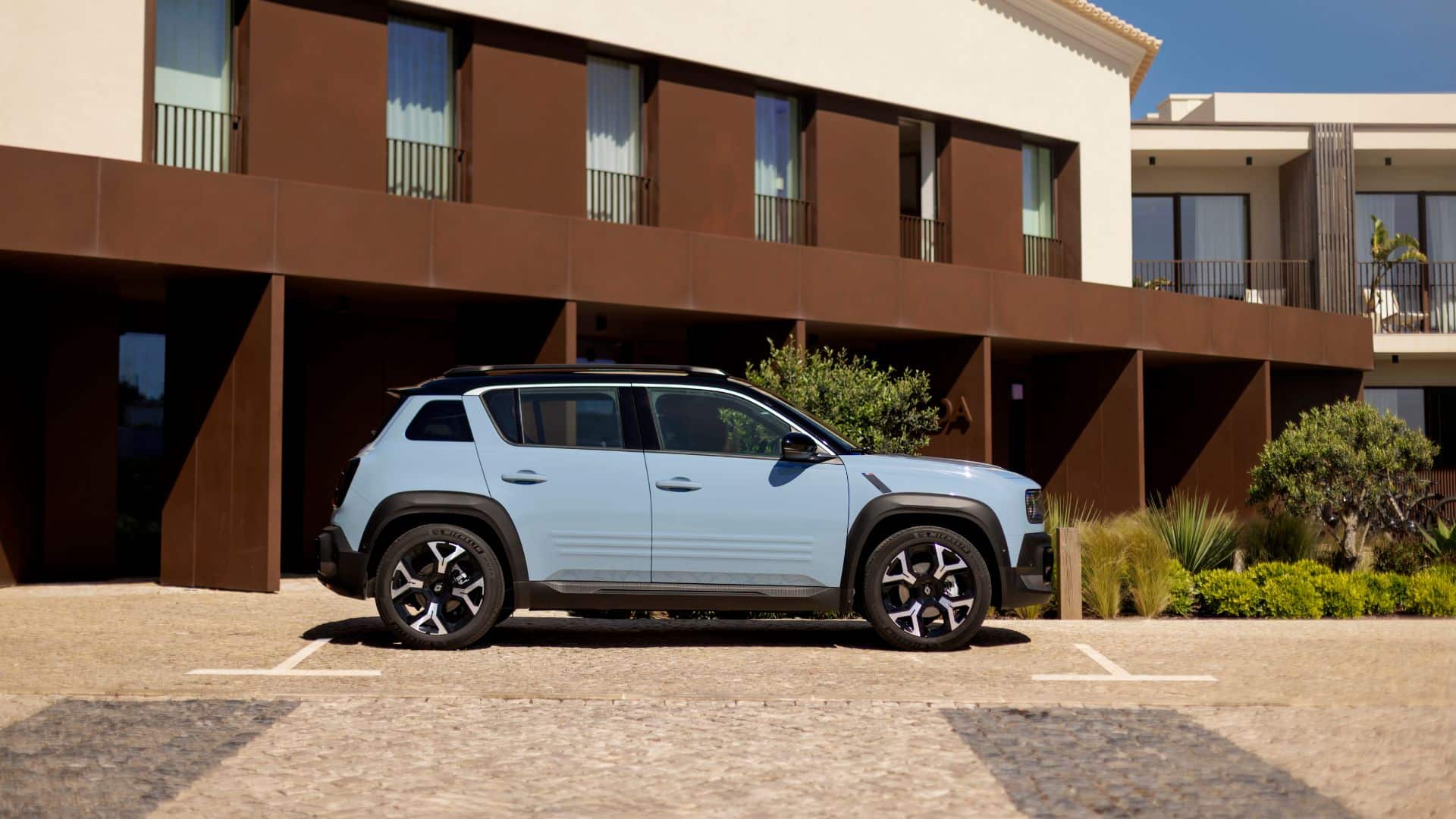 Renault 4 электрический 2025 тест-драйв