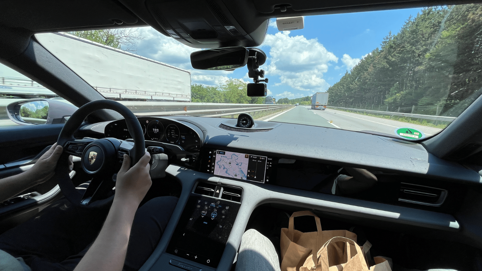 Автомобиль на дороге