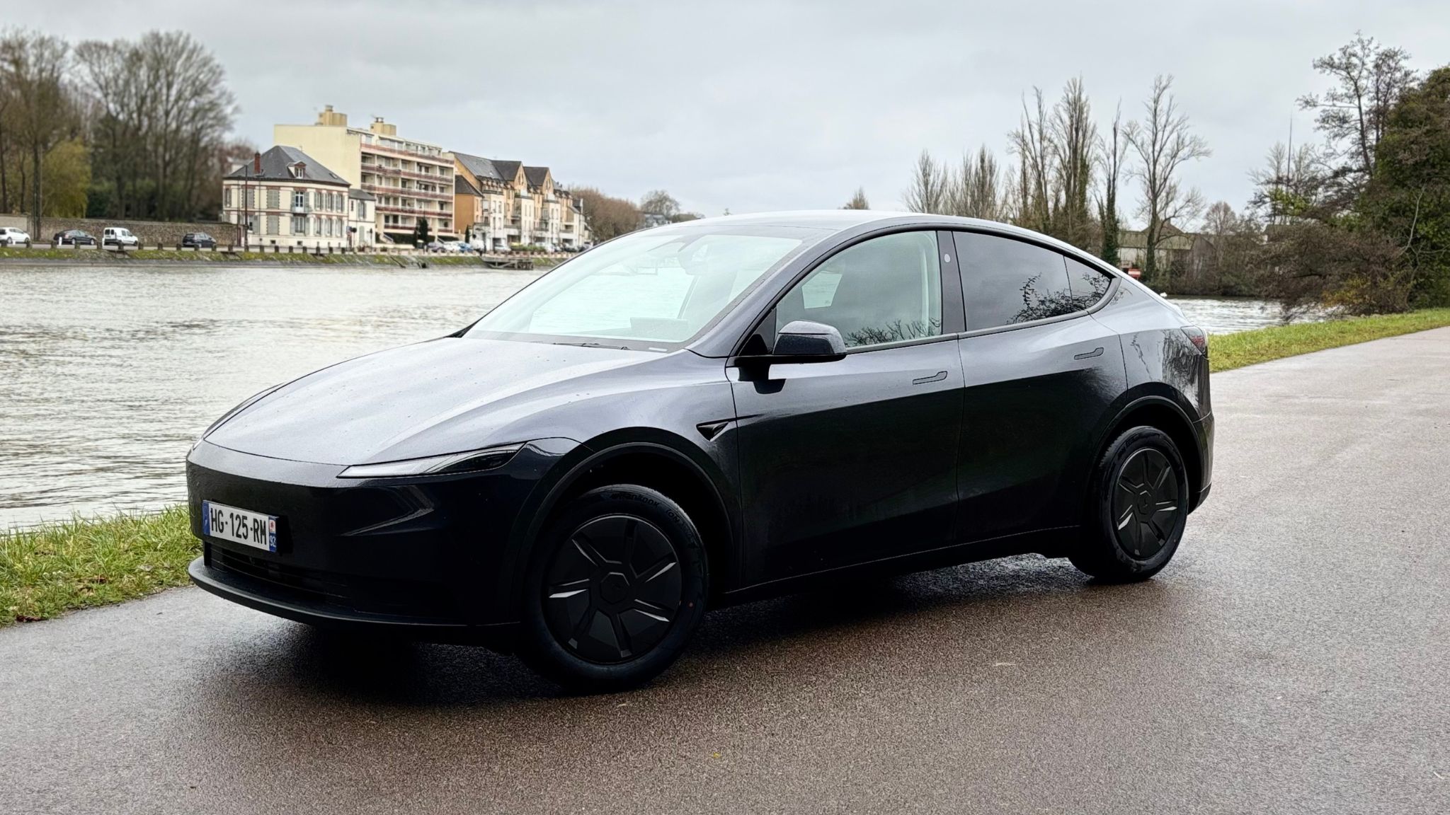 Tesla Model Y Standard 2025