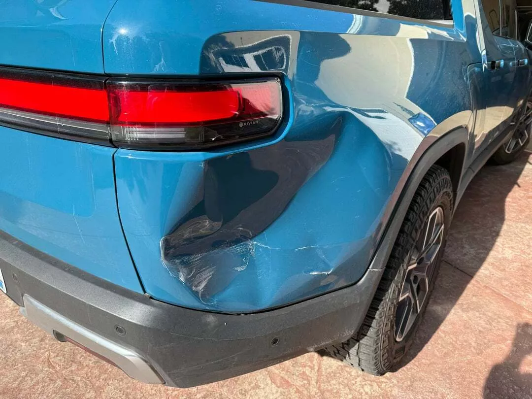 Daño menor en paragolpes de Rivian R1T