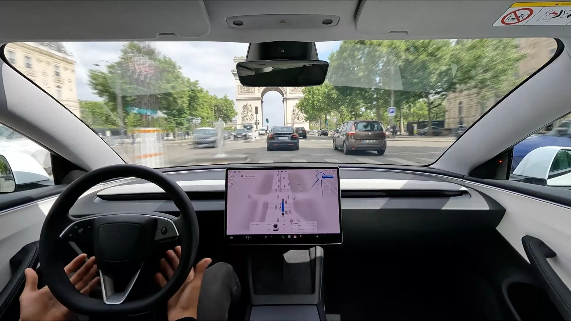 Véhicule Tesla en mode FSD sur route parisienne