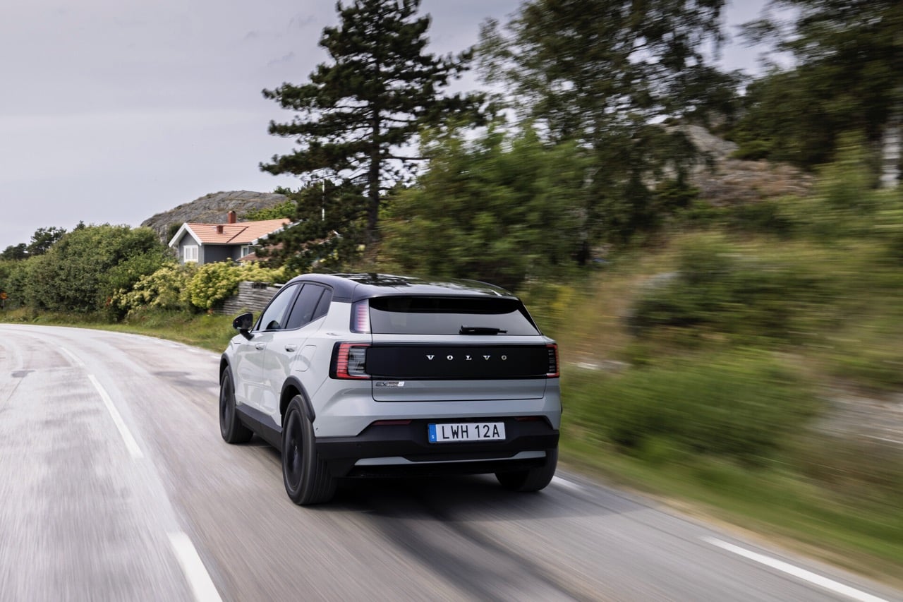 Volvo EX30 sur une route de montagne