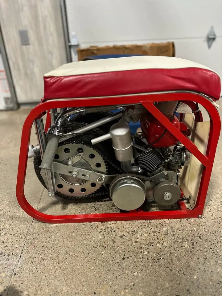 Vue de profil droit du scooter pliant Fuji Go-Devil