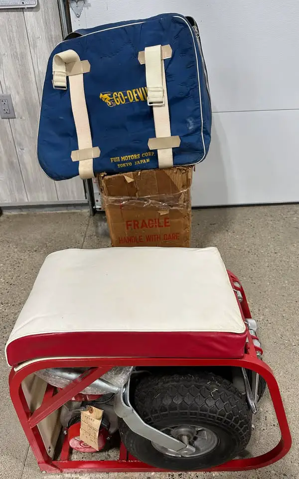 Fuji Go-Devil plié dans son sac de transport original