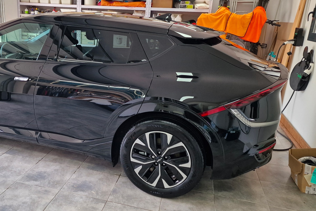 Динамичный электромобиль на дороге