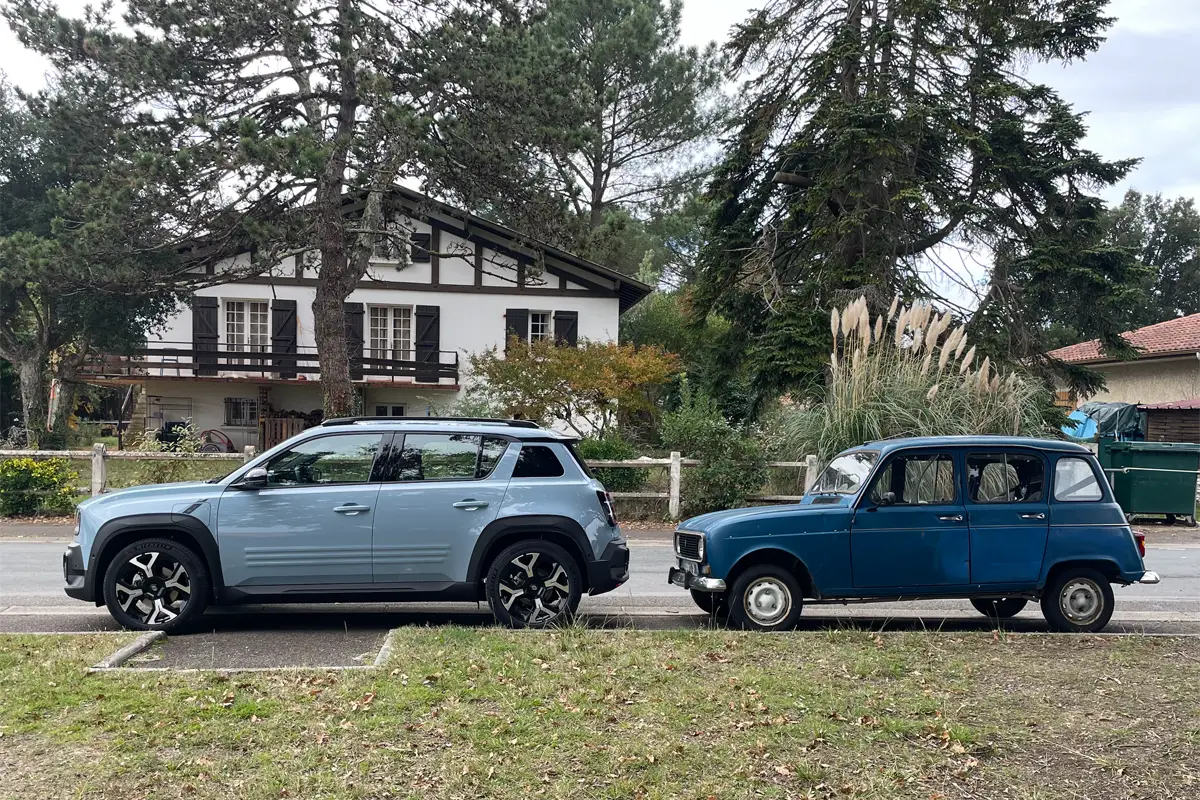 La Renault 4 E-Tech de Eric devant l'ancienne 4L de son voisin
