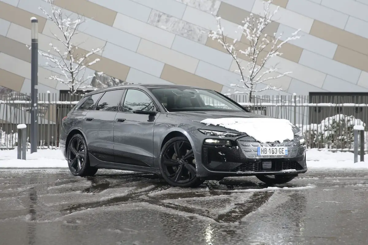 Audi A6 Avant e-tron stationnée dans un environnement hivernal
