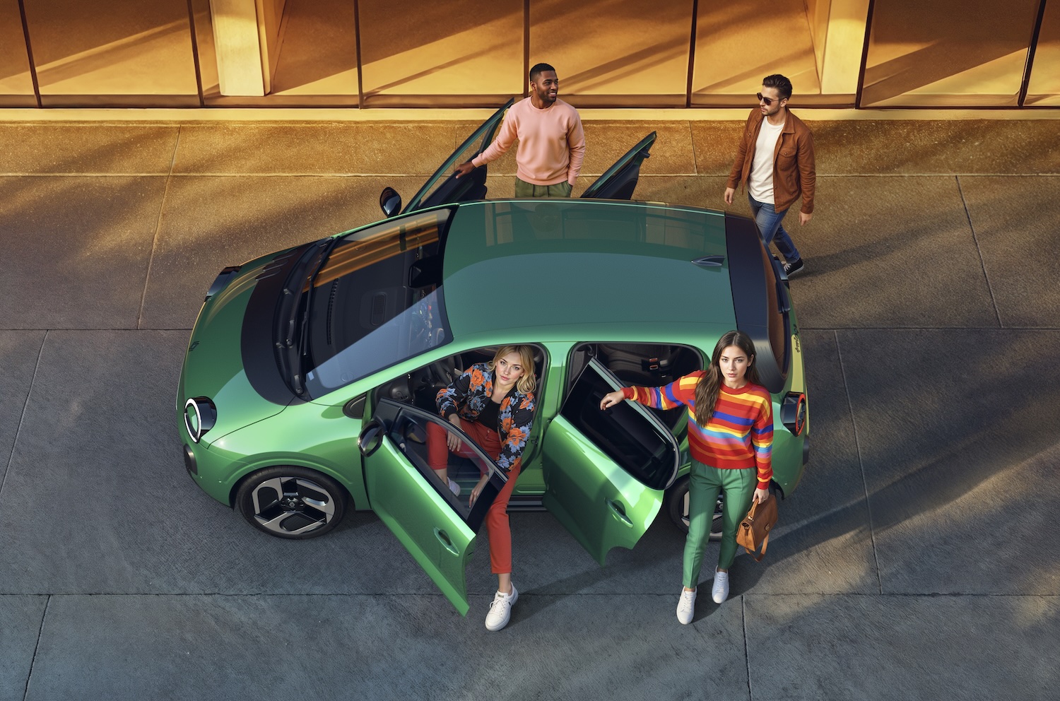 Vehículo en una calle urbana