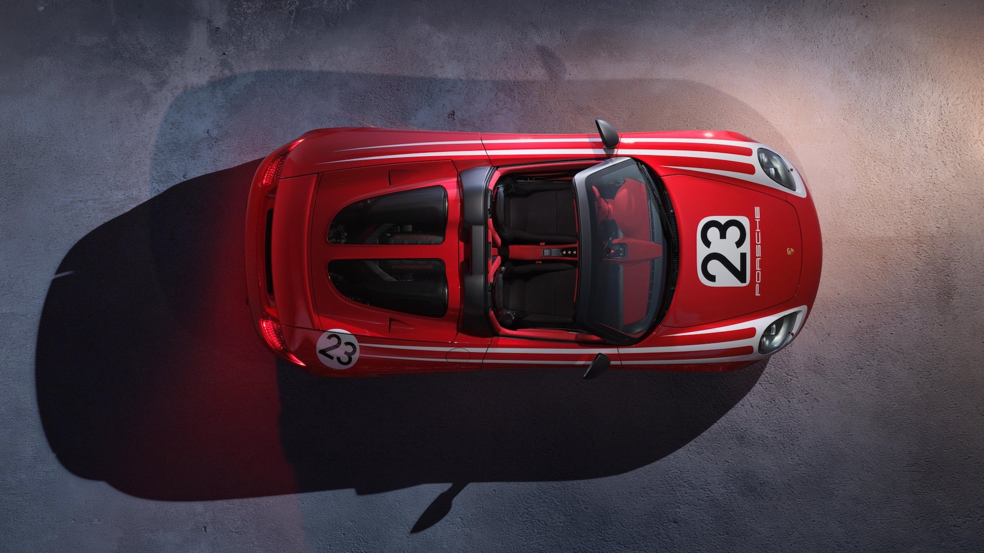 Vue aérienne d'une Porsche Carrera GT 2005 en livrée Salzburg