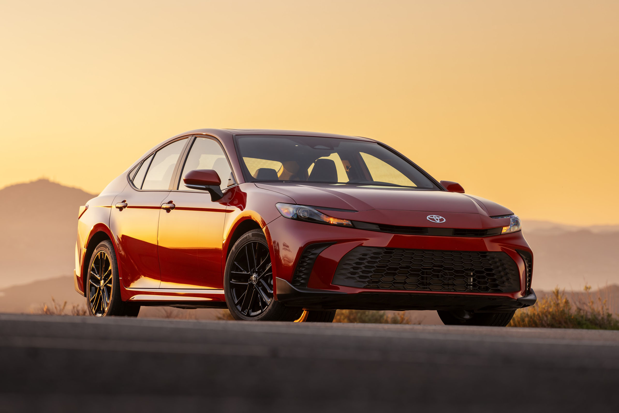 Toyota Camry 2026 de couleur rouge supersonique