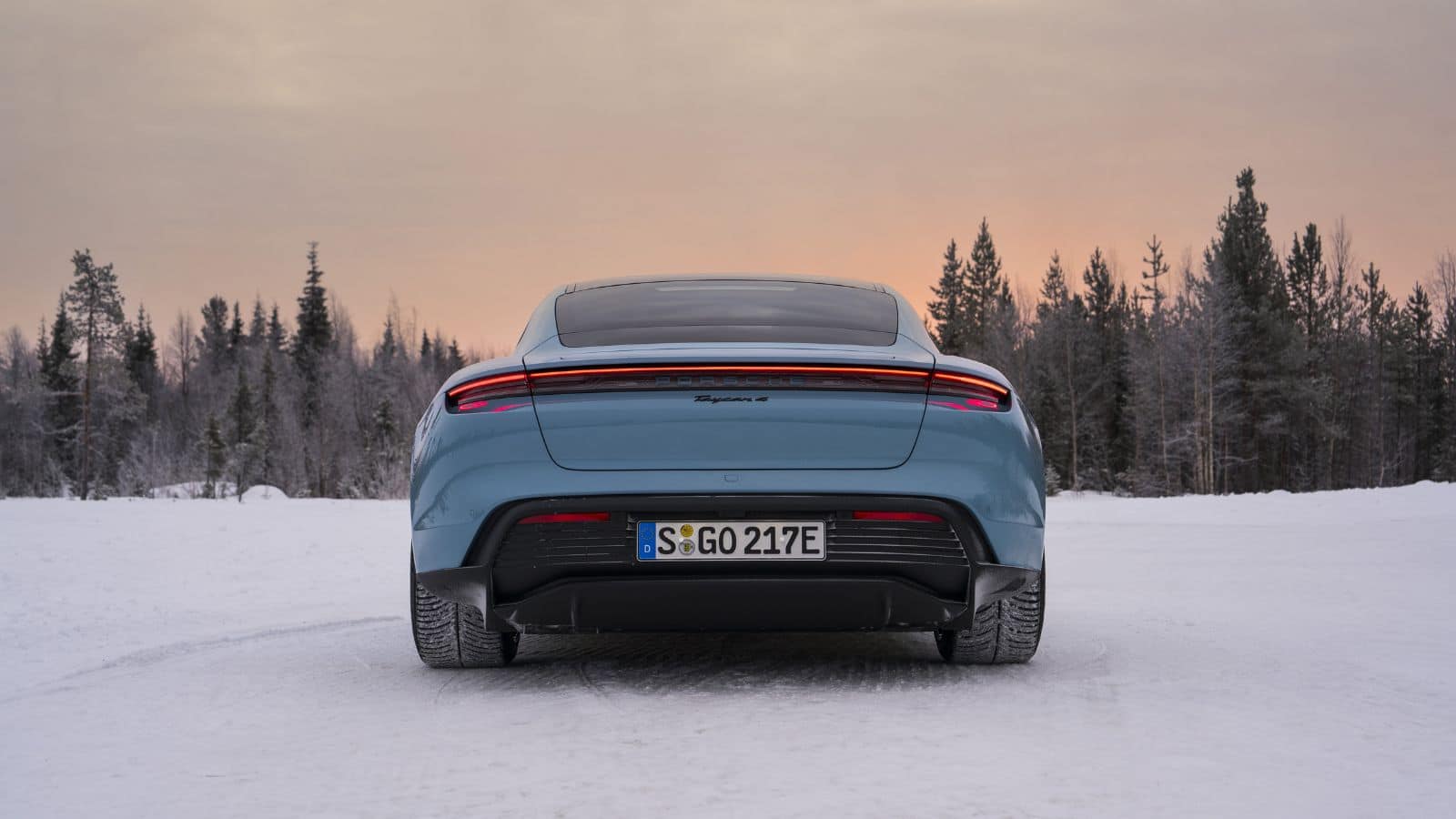 Porsche Taycan sur une route de montagne enneigée