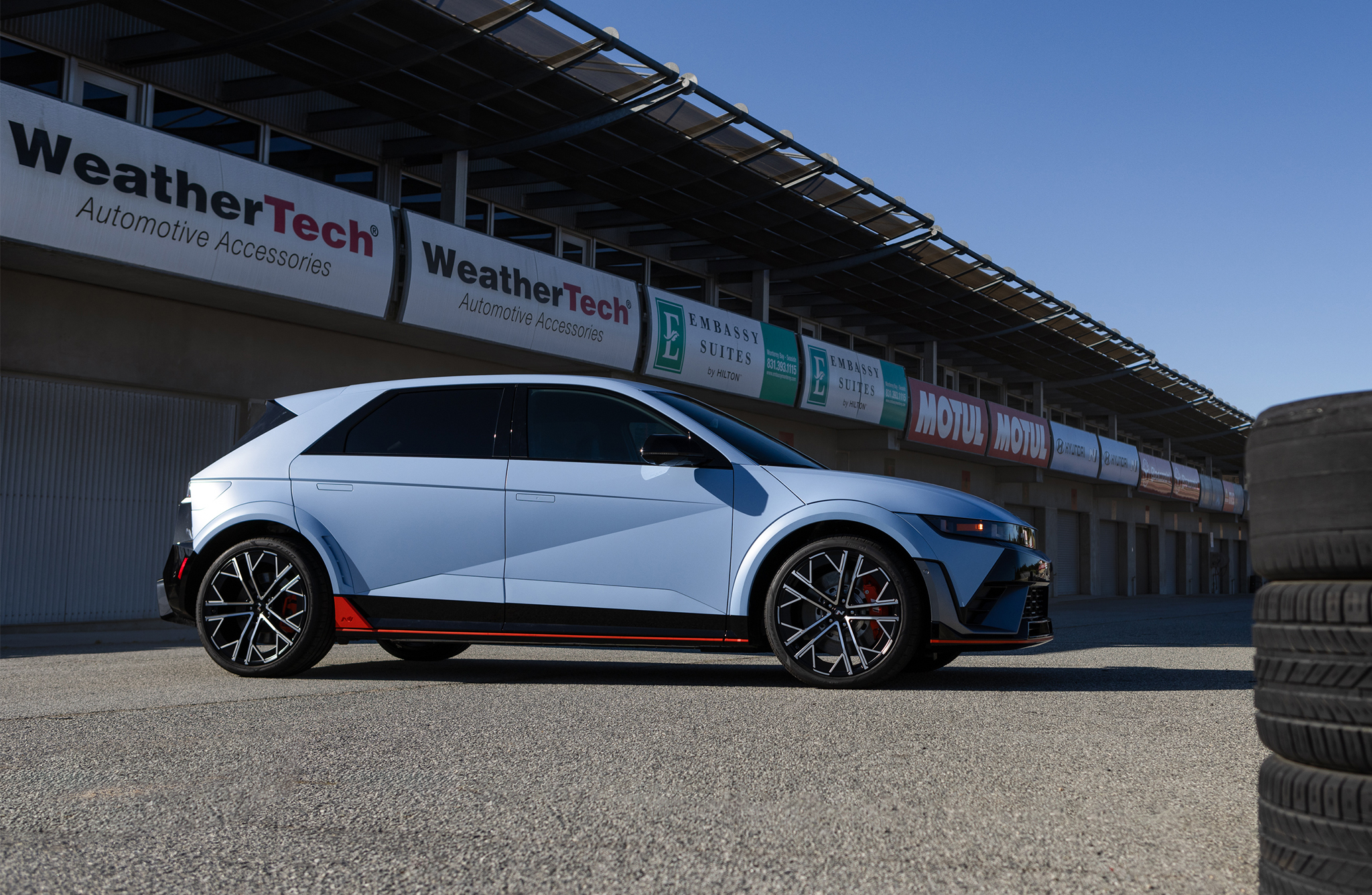 Intérieur d'une voiture de performance moderne avec un volant à palettes