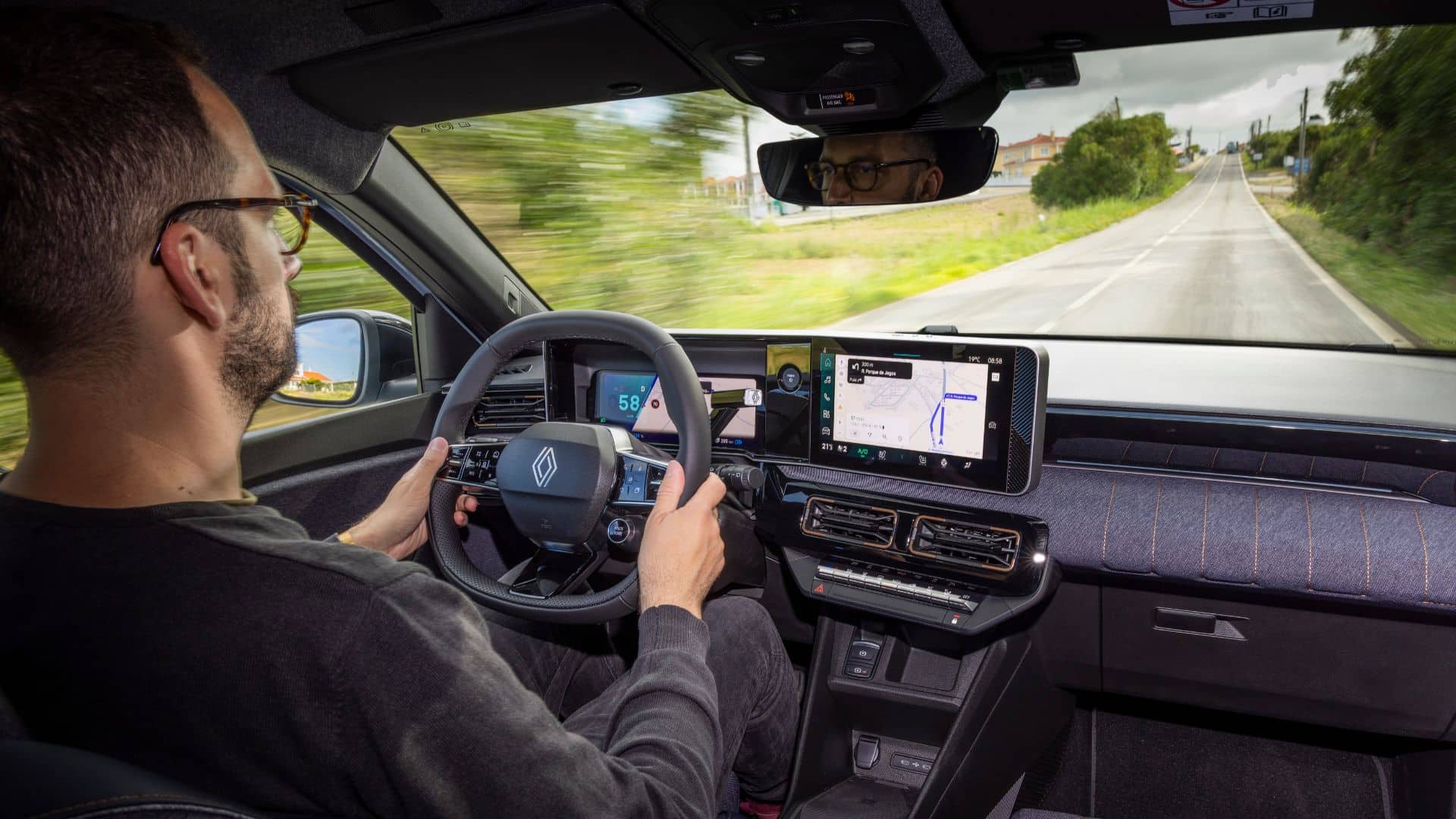 Renault 4 électrique 2025 sur une route de campagne