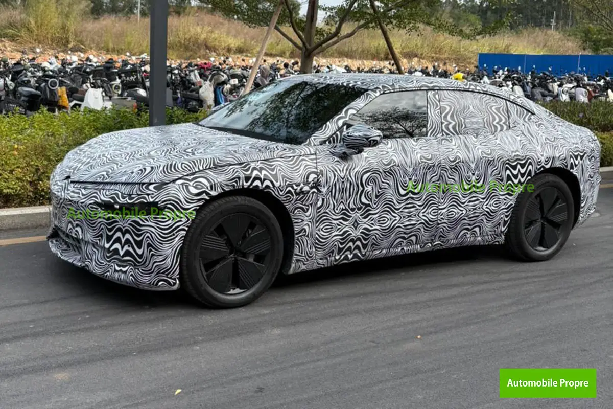 Prototype de berline électrique Volkswagen camouflé