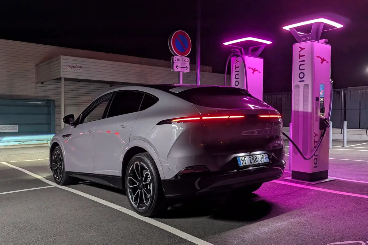 Recharge rapide d'une voiture électrique XPeng G6 en 2025