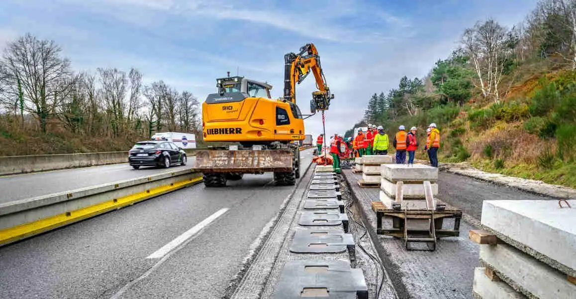 Véhicule électrique sur une autoroute équipée pour la recharge dynamique