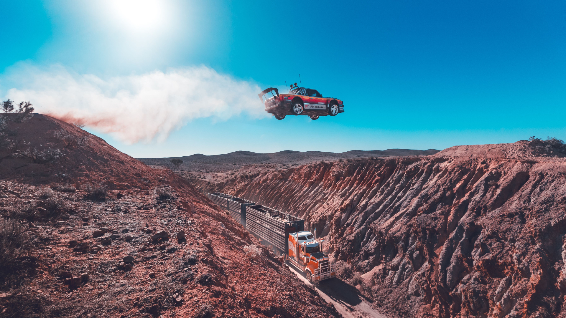 Travis Pastrana pilotant le Subaru Brataroo en plein saut dans l'Outback australien