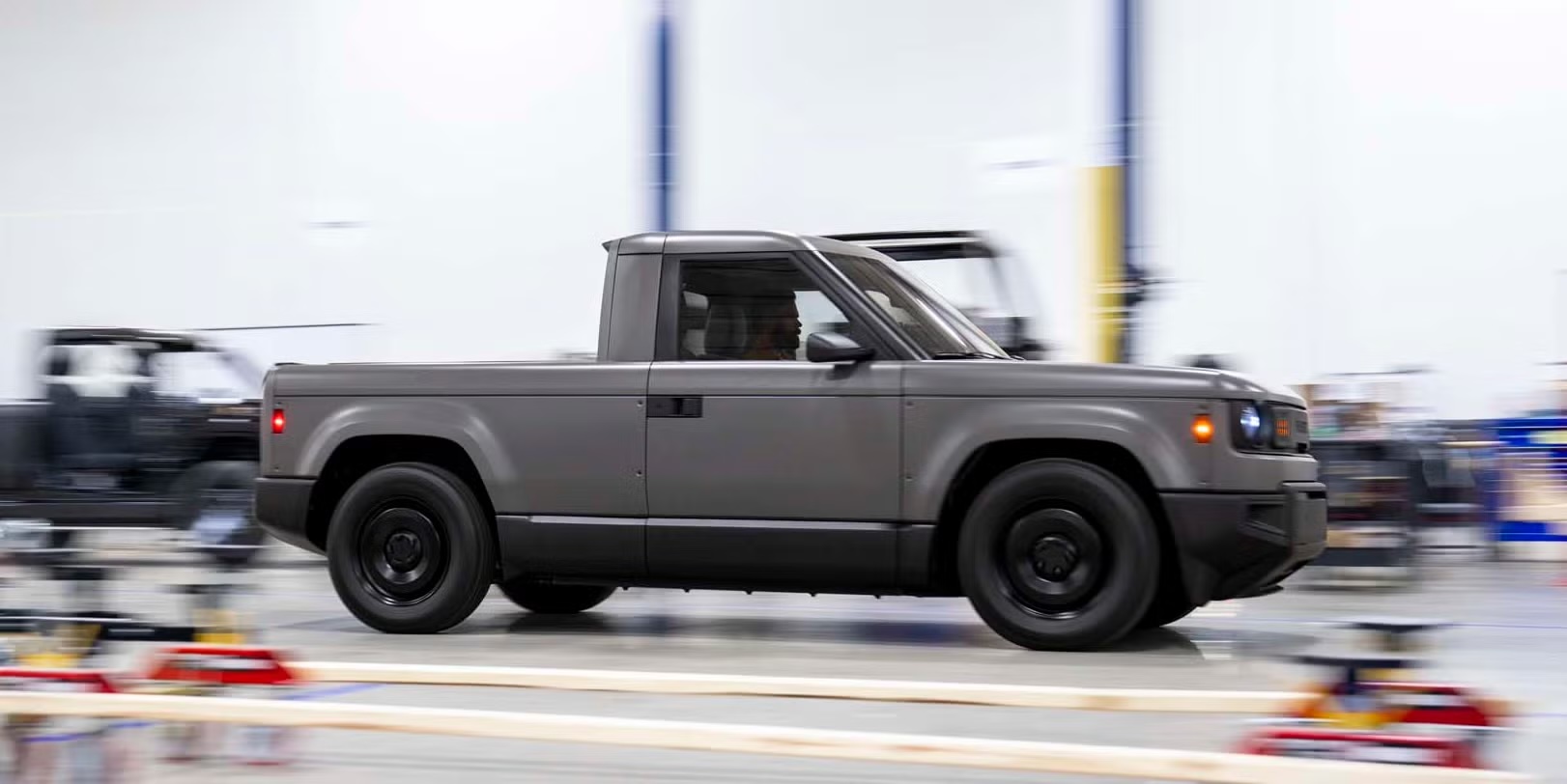 Vue de face du Slate Truck, un pick-up électrique moderne de couleur grise