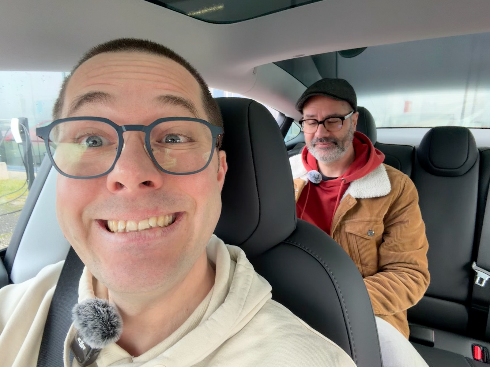 Tesla en conduite autonome dans une rue de Strasbourg