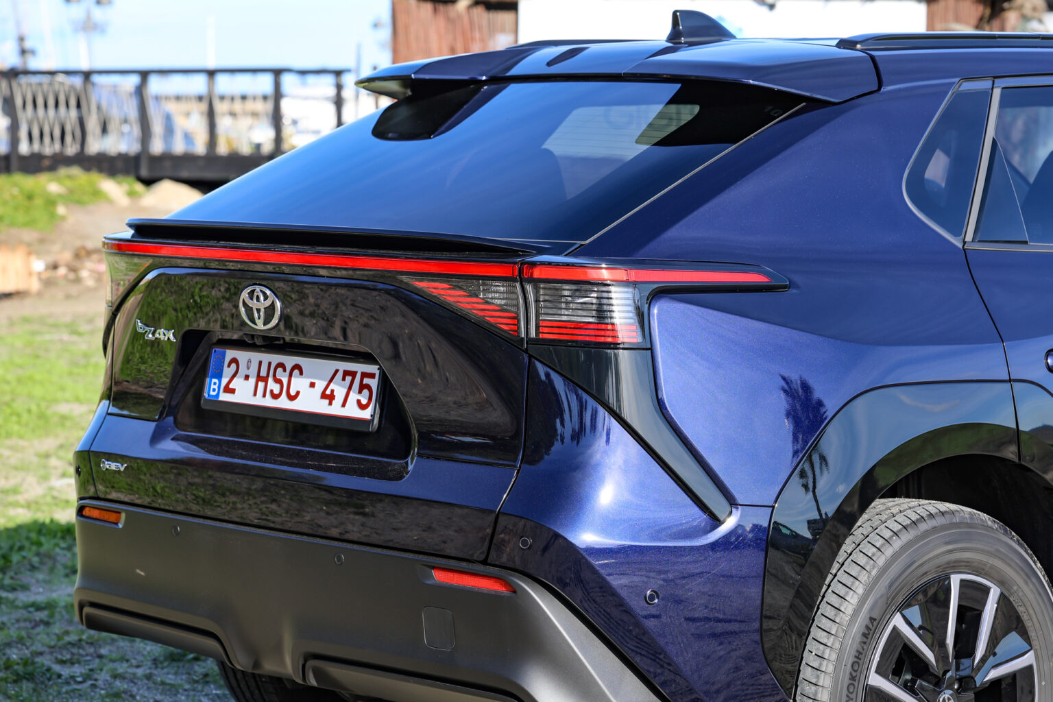 Toyota bZ4X Facelift 2025 von vorne fahrend