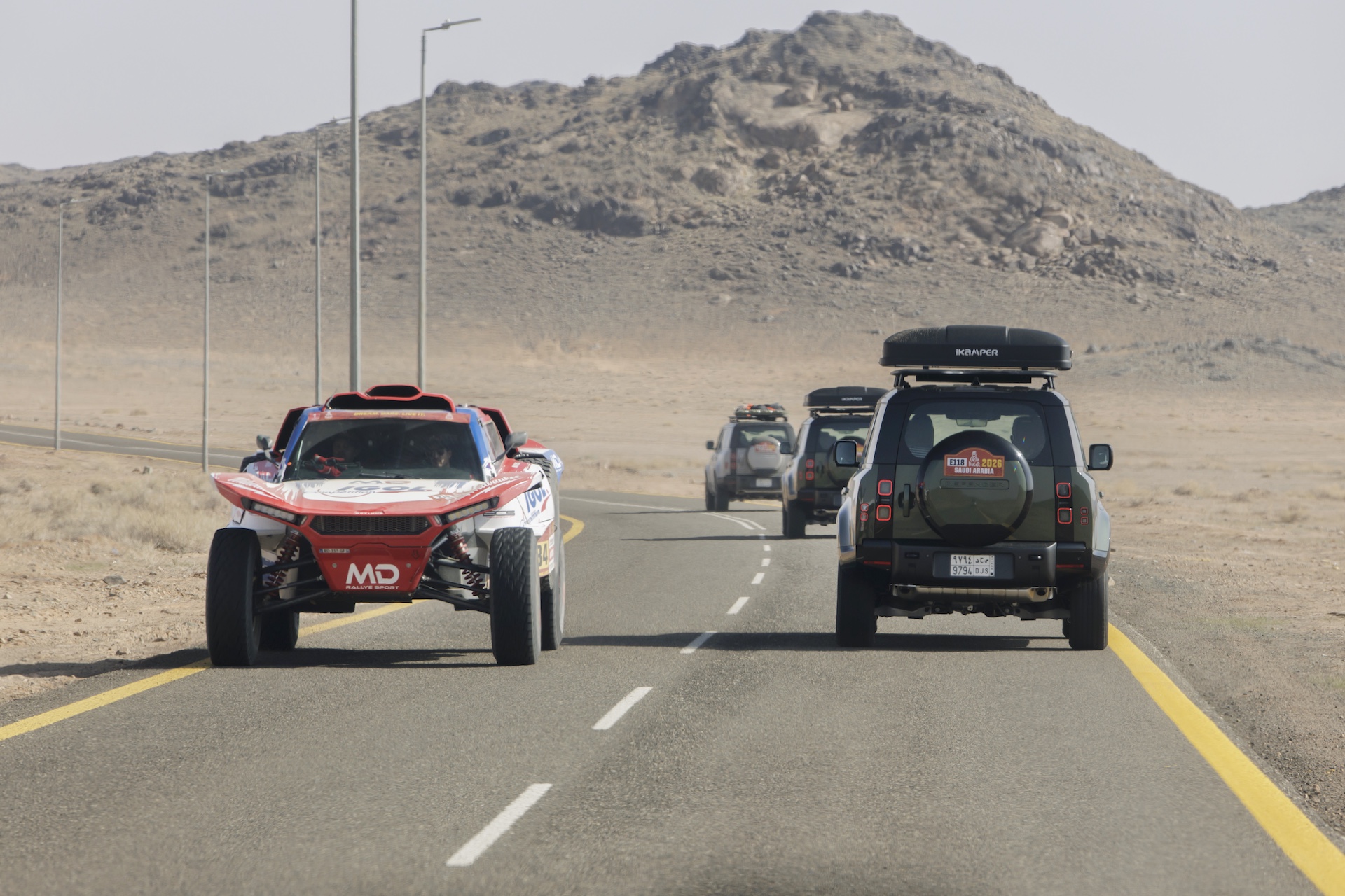 Paysage désertique typique de l'Arabie Saoudite traversé par le parcours du Dakar Rally, avec des dunes à perte de vue.