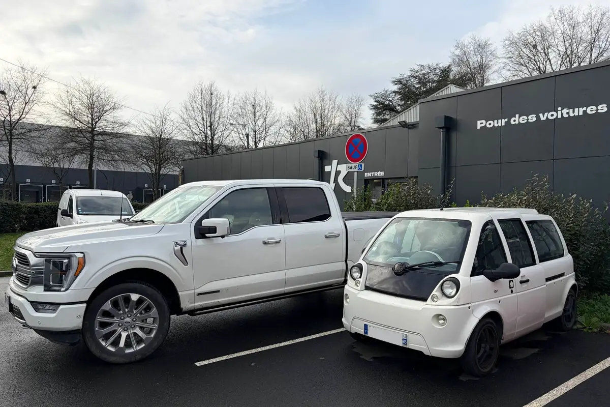 Ford F-150 hybride à côté d'une Mia chez Revolte