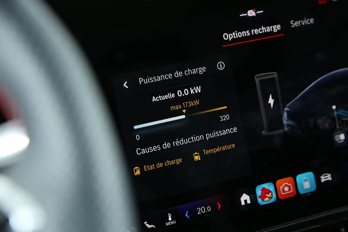 冬季寒冷天气下的电动汽车充电场景示意图