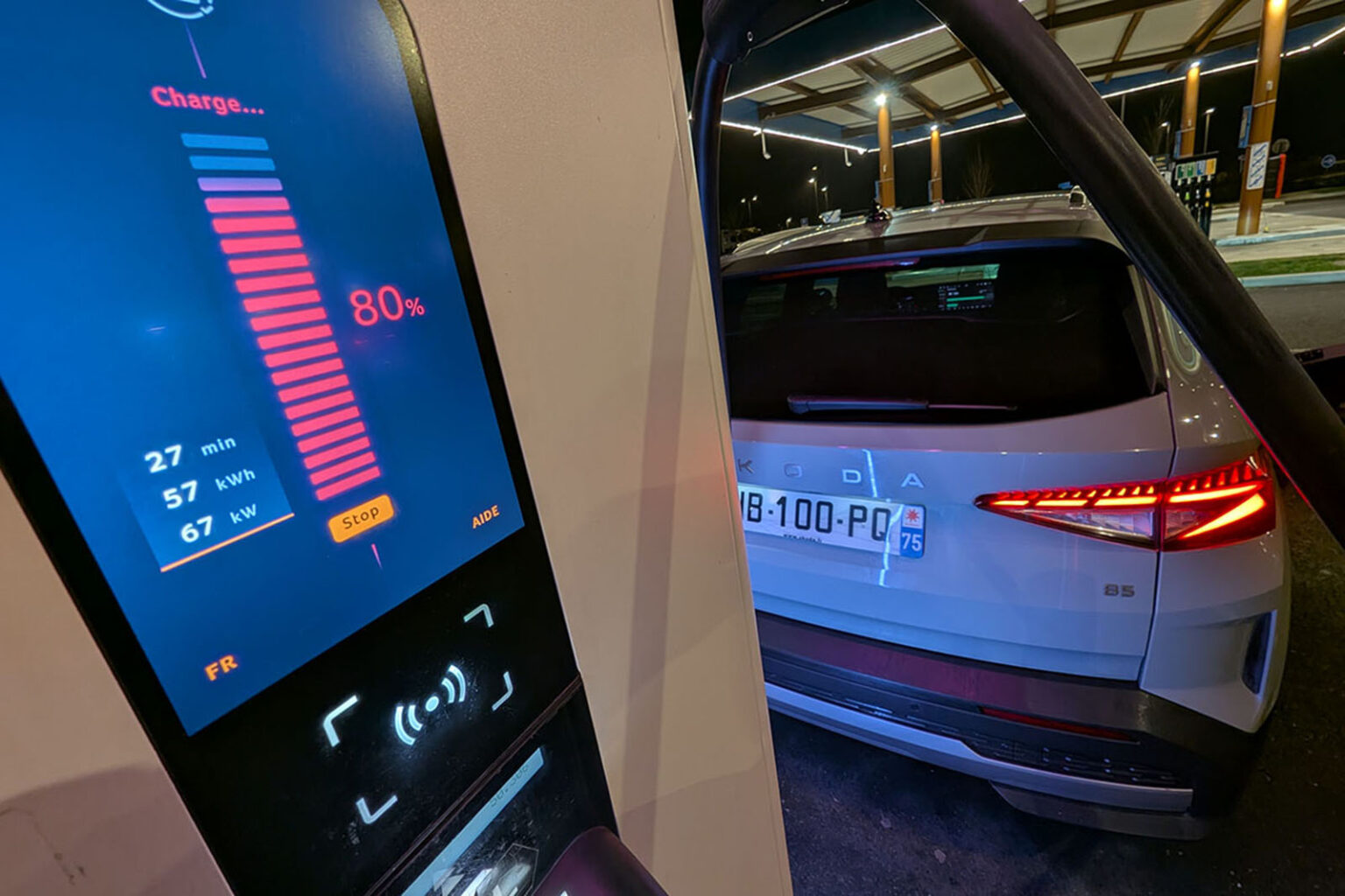 Skoda Elroq 85 stationné dans un environnement hivernal